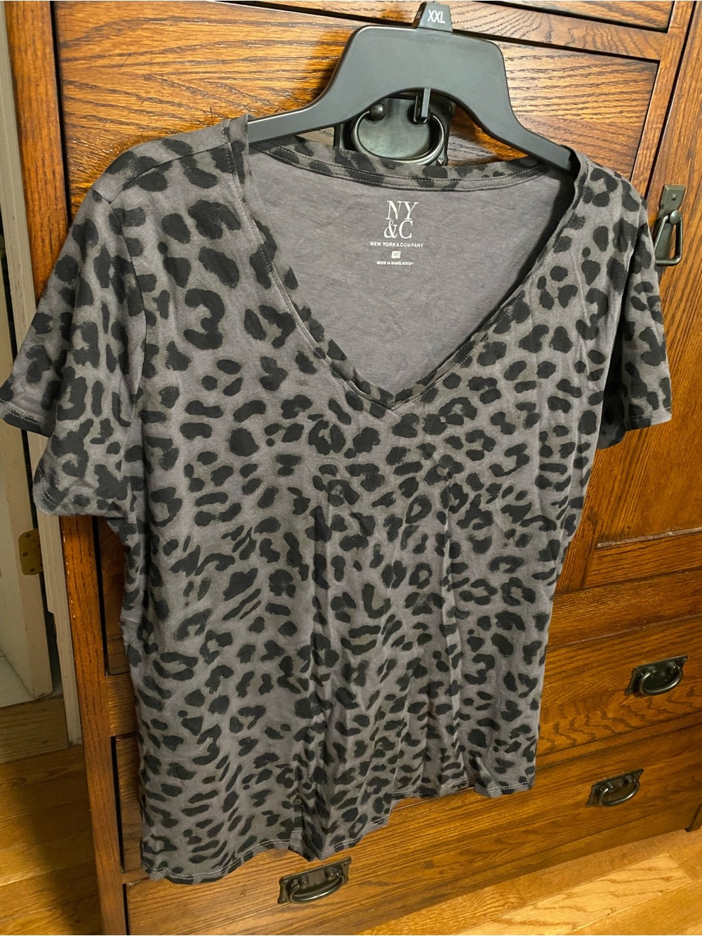 New York & Company Black and Gray Leopard V-Neck Tee, XL Women’s